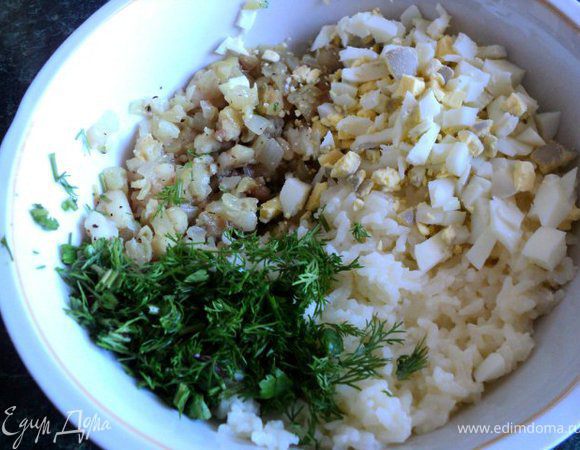 и смешать с отваренным рисом, мелко порезанными вареным яйцом и укропом. Посолить, поперчить, перемешать. Начинка готова.