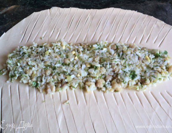 На середину теста прямоугольником шириной 10см выложить 2/3 начинки,                            