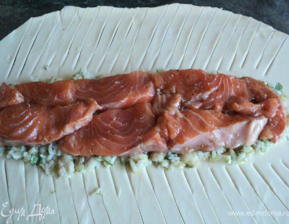 на начинку - ломтики семги и сверху остальную начинку.