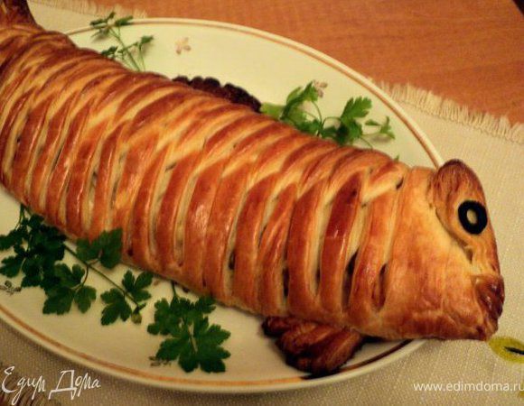 Смазать пирог взбитым яйцом. Выпекать в духовке при температуре 200 градусов 45 мин.
Если тесто начнет слишком зарумяниваться, сверху прикрыть фольгой.
Готовый пирог вынуть из духовки, дать немного отдохнуть и переложить на блюдо. 
