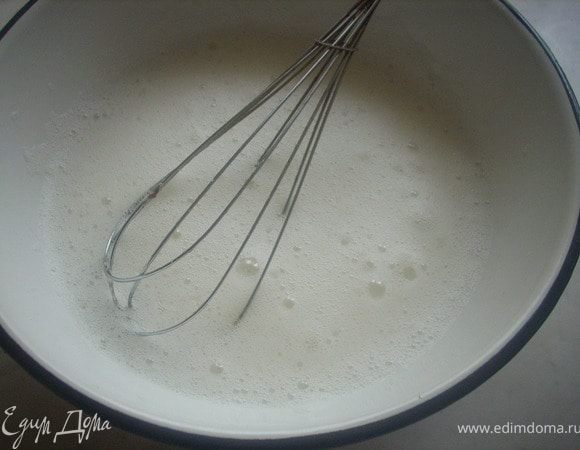 Белки взбиваем в пену.