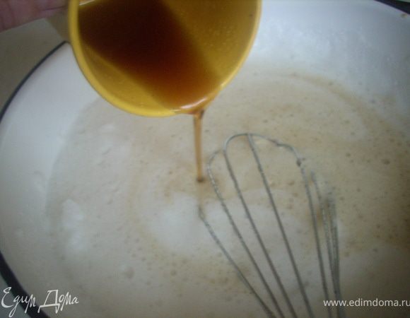 Продолжая взбивать, добавляем теплый кофе, желтки и муку - перемешиваем 