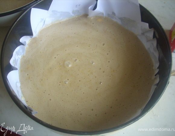 Форму стелим бумагой, смазываем сливочным маслом. Выливаем половину смеси, ставим в разогретую до 180 С духовку на 25-30 минут. Второй корж так же.