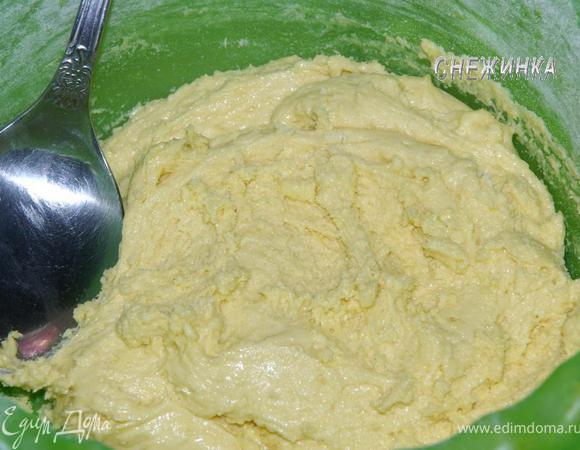 Добавляем муку, вымешиваем тесто.