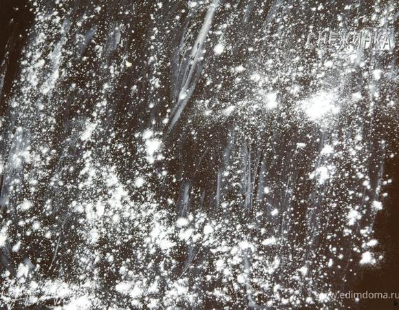 Противень смазываем сливочным маслом и присыпаем мукой. 