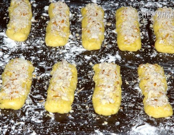 Посыпаем галеты миндальной стружкой, ставим в духовку. Выпекаем 10-13 минут при 160С.