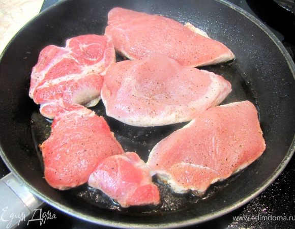 Грудка индейки и свиная шея, обжаренные на сковороде
Порежьте индейку и свинину на куски толщиной около полутора-двух сантиметров. Желательно, чтобы у кусков была одинаковая толщина.
Обсушите кухонным полотенцем мясо. Посолите и поперчите куски с обеих сторон.
Нагрейте сковороду с двумя ложками растительного масла на среднем огне.
Обжарьте куски с одной стороны до золотистой корочки - около трех минут.