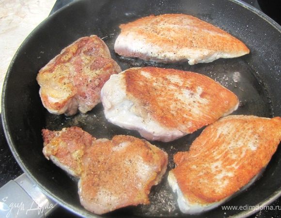 Переверните куски и обжаривайте еще три минуты.