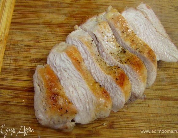 Плесните в сковороду три столовых ложки воды и накройте крышкой. Убавьте огонь до маленького и тушите около 5 минут. Потрясите сковородой или просто сдвиньте куски в сторону, чтобы температура под ними снизилась за счет воды. Проверяйте, чтобы мясо не подгорело.
Достаньте индейку, а свинину продолжайте тушить. Если вода полностью испарилась, плесните еще пару столовых ложек воды.
Порежьте куски индейки поперек волокон.