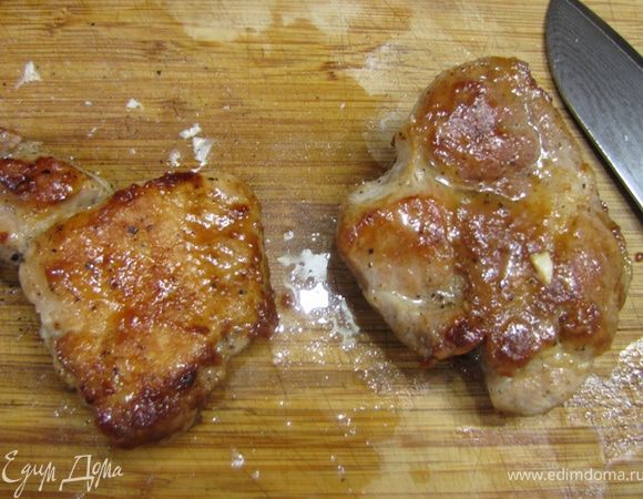 Через пять минут достаньте со сковороды свинину.