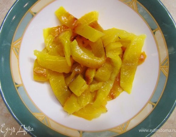 Запеченный болгарский перец
Болгарский перец помещаем в духовку на максимальную температуру под гриль.
Когда он со всех сторон "обгорит", достаем и кладем в емкость, накрыв ее чем-нибудь.
Через три минуты снимаем кожуру и нарезаем крупной соломкой.