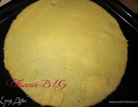 Каждый кусочек теста раскатать, вырезать круг, положить на противень, наколоть вилочкой. Выпекать 10 минут до золотистого цвета( температура 180 градусов)