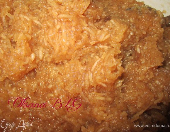 Яблочный крем. Яблоки очистить, удалить серединку, натереть на терке. Добавить сахар, воду, довести до кипения, варить 20 минут.