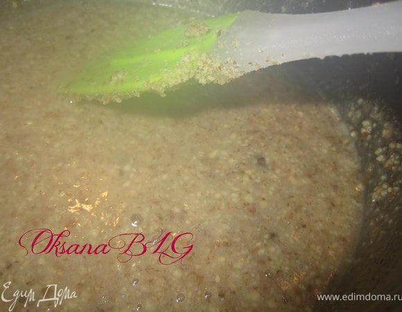 Ореховый крем. Молоко и сахар перемешать, довести до кипения, добавить орехи. Варить 10 минут.