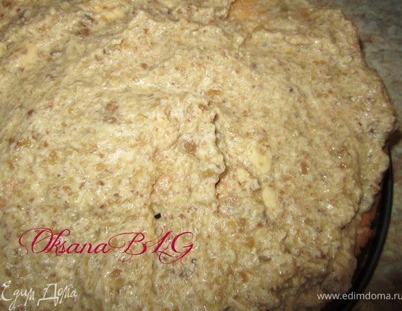 Собрать торт. На корж нанести ореховый крем.