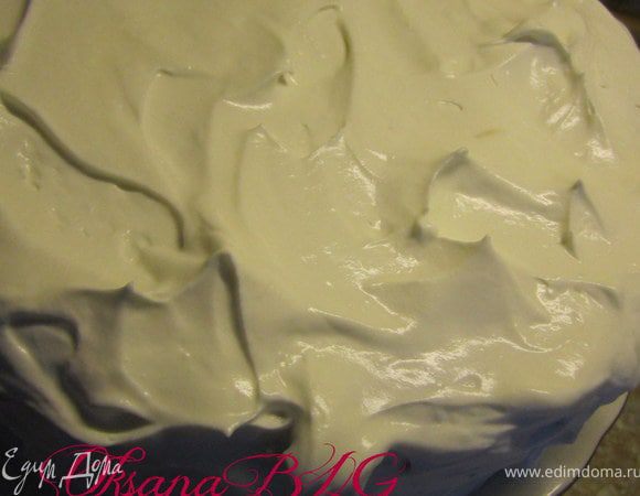 После охлаждения торт перевернуть на блюдо и покрыть взбитой сметаной или сливками или растопленым шоколадом.