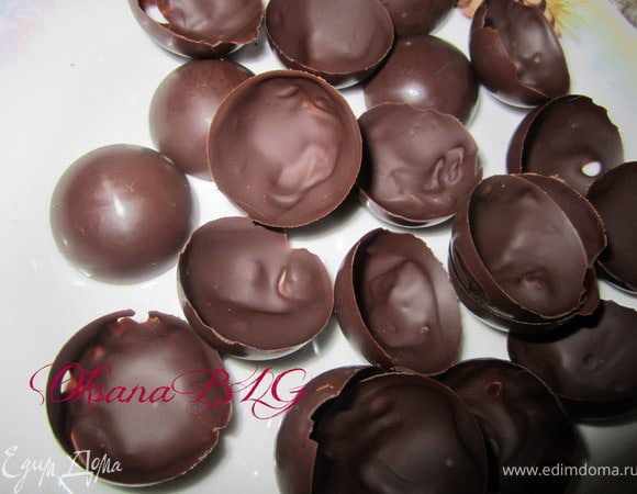 Поставить в холодильник на 10-15 минут.Аккуратно достать конфеты из формочки.