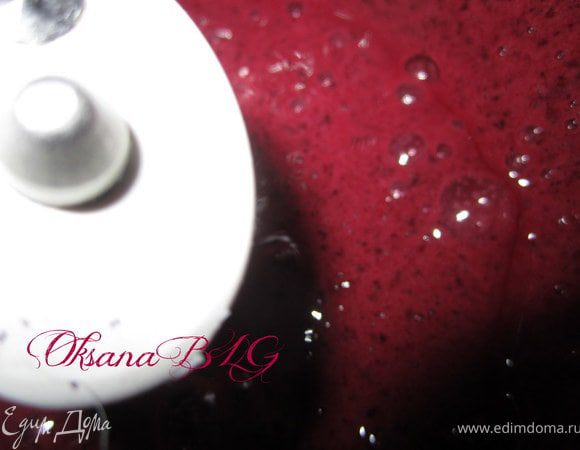 Приготовить мусс. желатин залить 1-2 ст.л. горячей воды.Хорошо перемешать чтобы не осталось крупинок. Чернику взбить с сахаром, добавит желатин еще раз взбить.