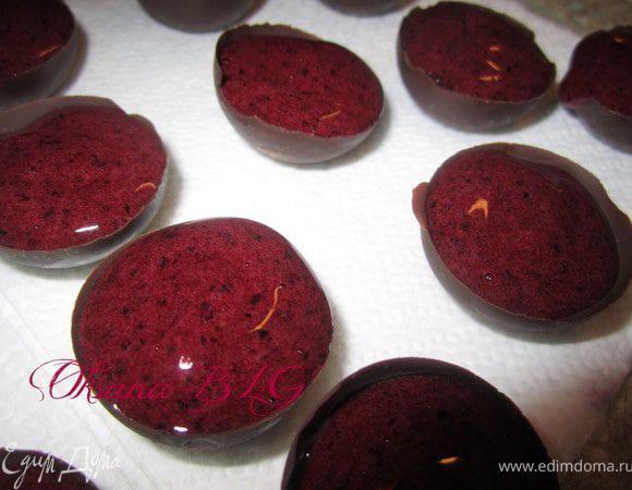 Наполнить приготовленные шоколадные полусферы муссом. оставшийся мусс залить в форму для застывания. Затем нарезать квадратиками.