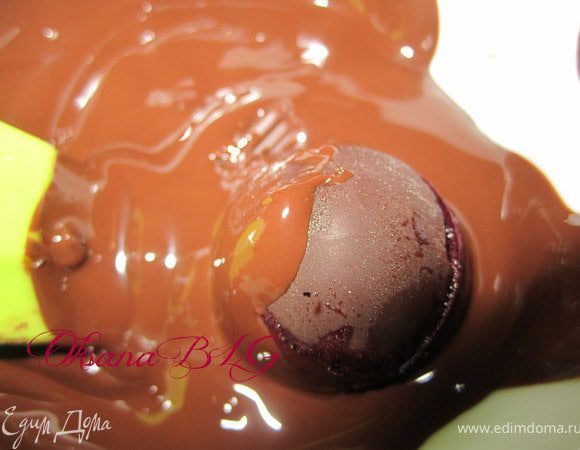 Растопить 50 гр. шоколада. Обкатать в нем конфетки.