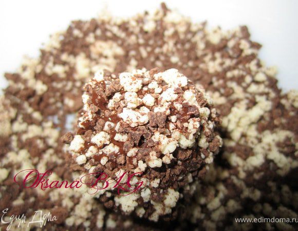 Оставшийся шоколад измельчить или натереть на терке. И обвалять в нем конфеты.