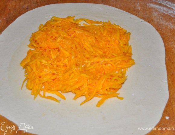 замесить мягкое тесто.Тесто разделить на  3 куска и  раскатать каждый в тонкий лист.