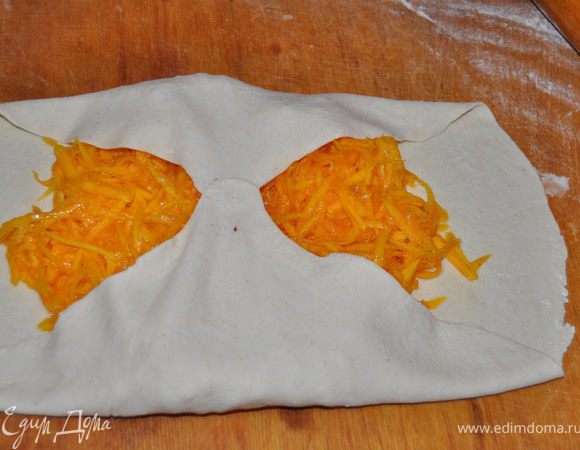 Захватить края теста с противоположных сторон и соединить  