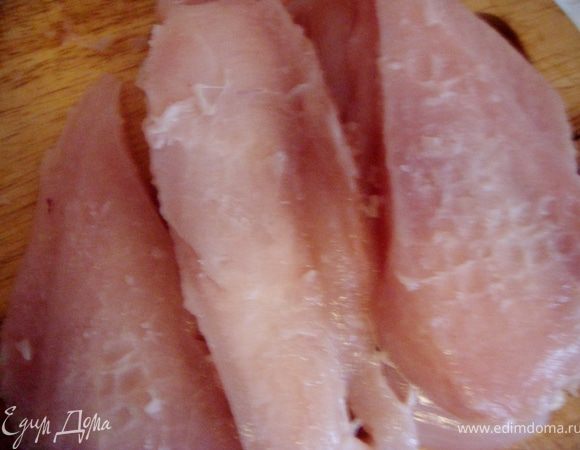 Миндаль очистить, крупно порубить. Грудку помыть, очистить от кожицы и костей. Слегка отбить.