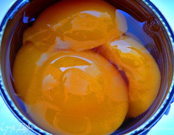 Персики достать с сиропа,порезать кубиками.. 