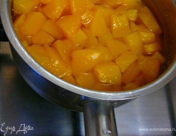 ..переложить в кастрюлю,добавить сахар и приварить на среднем огне, в течении 15 минут.