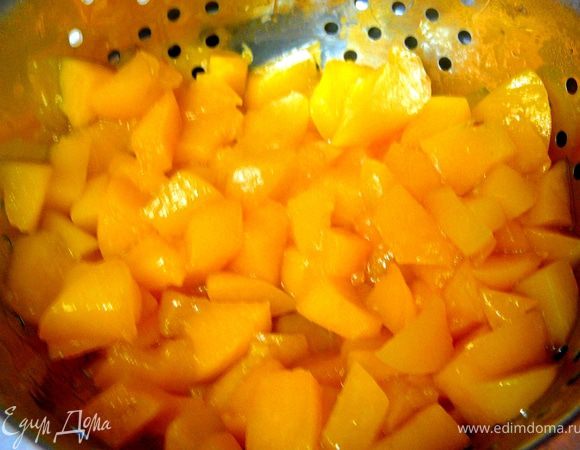 Уваренные персики откинуть на дуршлаг.Дать сиропу хорошо стечь.