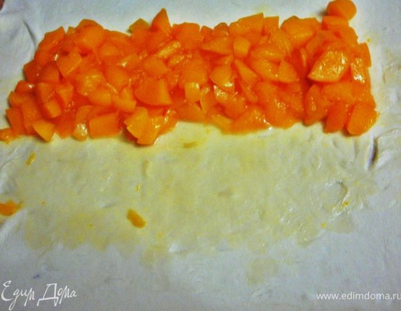 Выложить персики на тесто,ближе к одной из длинных сторон,оставляя растояние от краёв пару см.