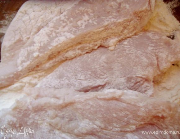 Посолить, поперчить и обвалять в муке.