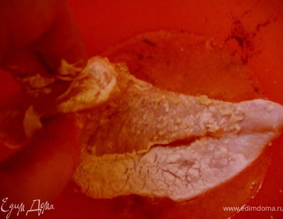 Яйцо слегка взбить, окунуть туда грудку.