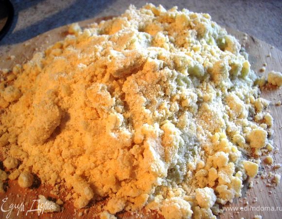 Из продуктов, предназначенных для теста - муки,cахара,  сливочного масла,  яичного  желтка и сметаны -замесить песочное тесто.