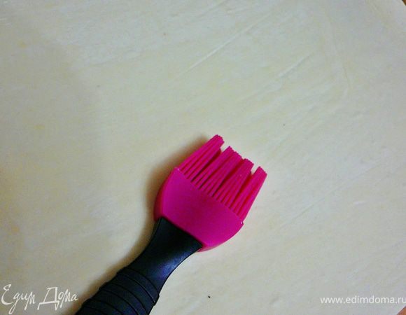 Оставшиеся тесто без начинки слегка смазать при помощи кисточки сиропом.