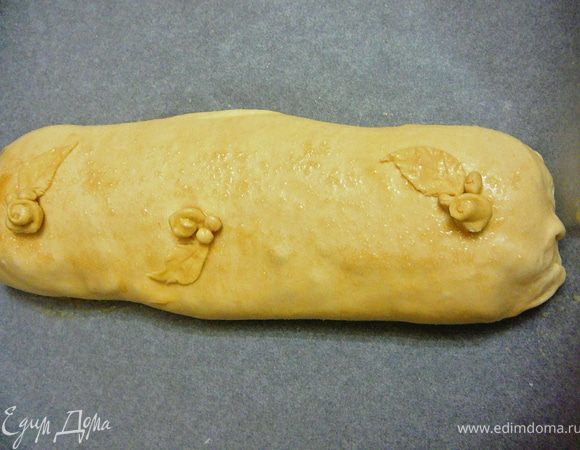 Начинаем сворачивать штрудель,короткие строны теста завернуть на верх начинки и завернуть все рулетом. Сделать ножом пару надрезов, но не сквозных, так как сок будет вытекать на противень. Смазать взбитым яйцом (по желанию присыпать коричневым сахаром, украсить, вырезав из небольшого кусочка теста фигурки).