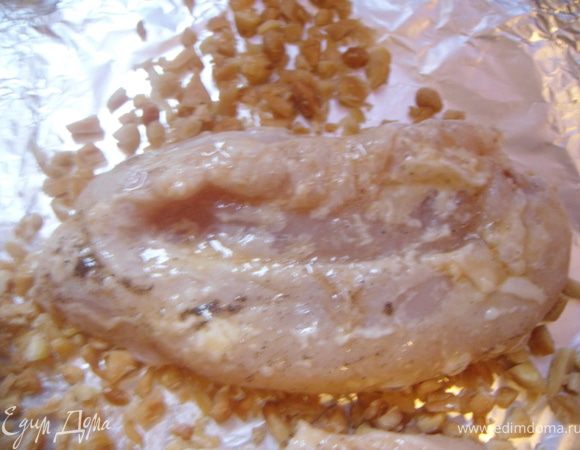 Выложить на миндаль, обвалять с обеих сторон.