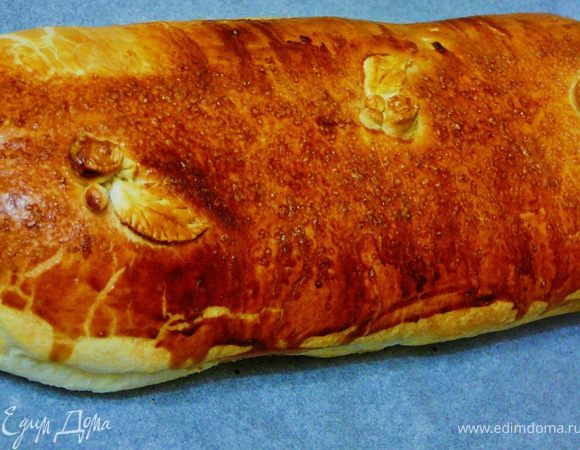 Переложить штрудельна противень, который застелен пергаментом и запечь в заранее разогретой то 180 градусов духовке около 25 минут.