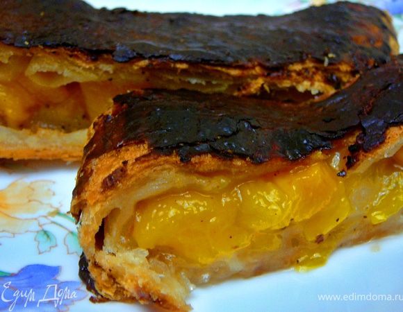 Я растопила черный,горький шоколад,а затем по прошествию 15 минут выпечки быстро смазала рулет шоколадом и отправила допекаться. Шоколад запекся и получилась такая вот шоко-корочка.