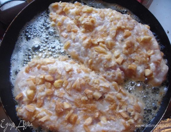 Обжарить на раскаленном сливочном масле по 4 минуты с каждой стороны. Накрыть крышку и оставить на медленном огне еще на 5 минут.