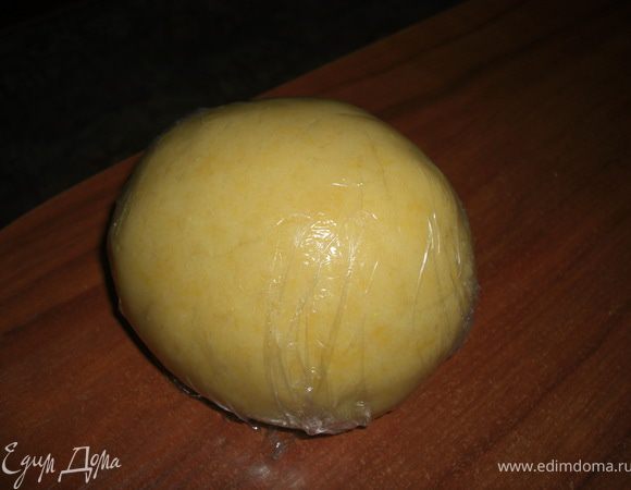 Завернyть тесто в пищевую пленку и положить в  холодильник на 30мин.