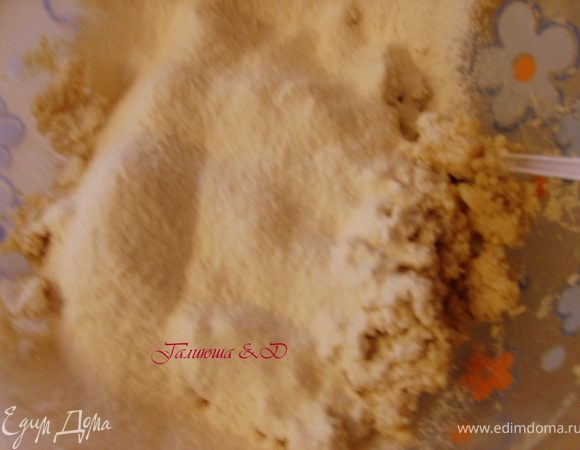 Добавить туда же просеянной муки с разрыхлителем и лимонным соком, перемешать