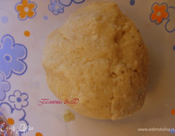 И замесить тесто. Оно не должно быть упругим. Должно получится мягким. Отправляем его в холодильник на 20 минут