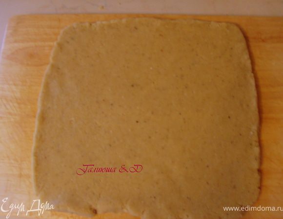 Достаем наше тесто из холодильника и раскатываем его в прямоугольный пласт толщиной 1.5 см. или больше, тогда печенюшек выйдет немного меньше.