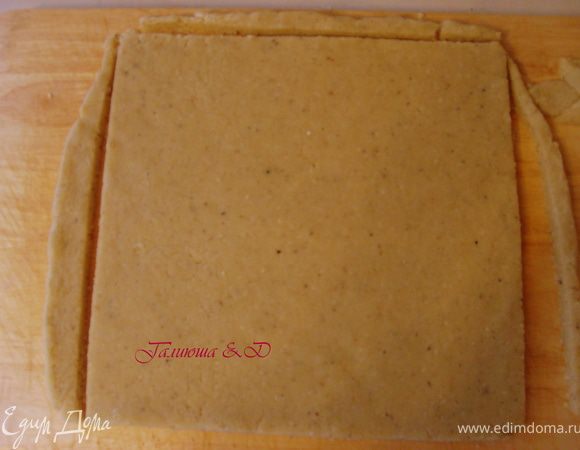 Обрезаем неровные края, чтобы печеньки получились ровненькими.