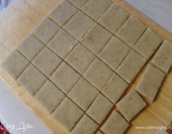 Режем на квадратики. А из обрезков можно скатать шарики. Или сразу сделать все печенюки кругленькими