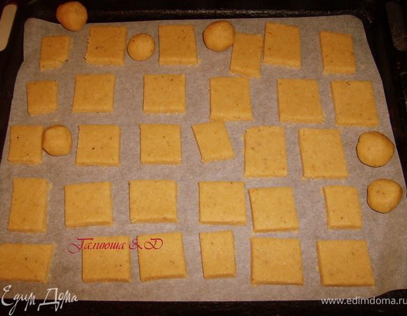 Укладываем их на противень, застеленный пергаментом. Можно и не смазывать его.