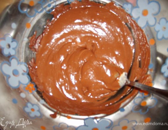 А пока пекутся печенки приготовим шоколад, которым будем смазывать нашу халву. Растопим на водяной бане отдельно черный и белый шоколад, а потом просто смешаем. Я сначала хотела покрыть их белым и черным шоколадом, но не получилось, видно шоколад белый был некачественным, поэтому я просто их смешала и получилась насыщенная шоколаданая масса. Очень вкусная и тягучая. Остудить ее немного в морозильнике, но недолго, около 3-4-минут. Если она все-таки успеет замерзнуть, то немного согреть его так же на водяной бане.