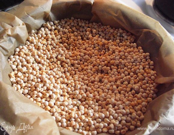 Застелить тесто пергаментной бумагой, насыпать на ее сухие бобовые или рис - потому что,основу для пирога нужно предварительно  немножко пропечь и, чтобы дно пирога не поднялся, прижaть...